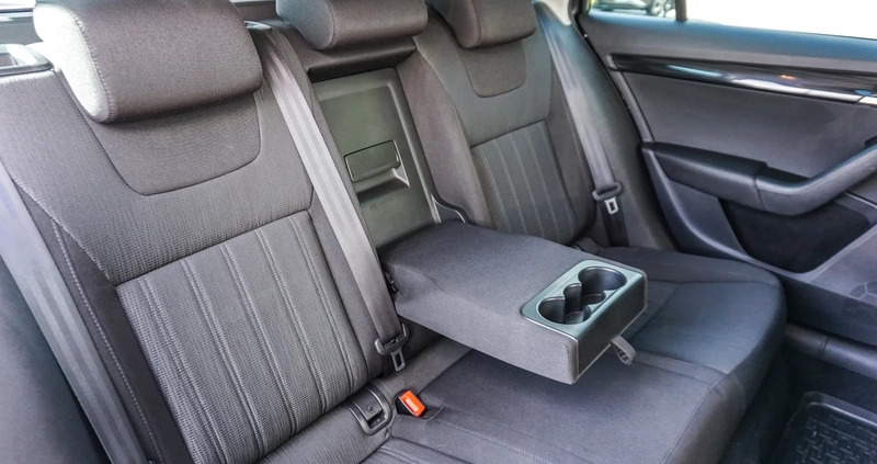 Skoda Octavia cena 59900 przebieg: 239269, rok produkcji 2017 z Krzepice małe 106